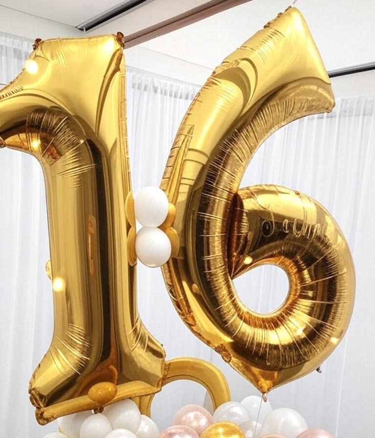 Золоті кульки 16 на святковому фоні – вітання з 16-річчям 2025-2026